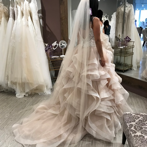 Bridal Gown, never worn - Picture 4 of 5